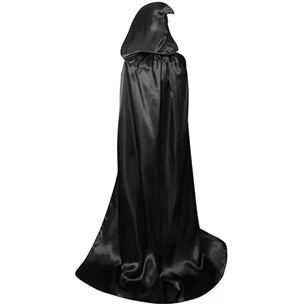 Ajoutez une touche mystérieuse à votre déguisement avec cette cape d’Halloween à capuche. Idéale pour compléter vos tenues de sorcière, vampire ou créature fantastique.